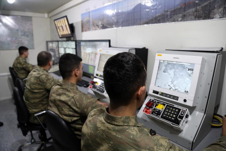 <p>Bu tepe bloğundaki bölücü terör örgütü unsurlarınca muhtelif zamanlarda taciz ateşi açıldığını dile getiren Eybek, tüm bu saldırılara misliyle karşılık verdiklerini bildirdi.</p>

<p> </p>
