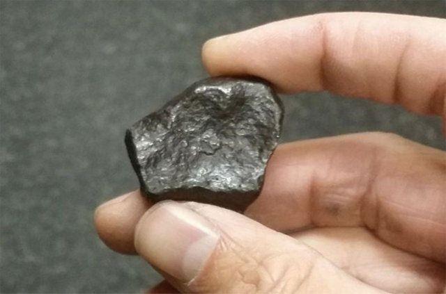 <p>Bir Reddit kullanıcısı kız arkadaşına evlilik teklifi etmek için, 40 saat boyunca uğraşarak bir meteor parçasını nişan yüzüğü haline getirdi...</p>
