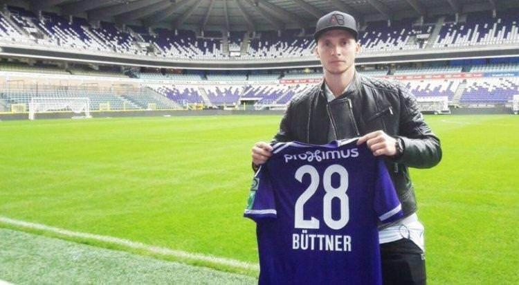 <p><strong>ALEXANDER BUTTNER</strong></p>
<p>3 gün Manisa'da kaldı, sözleşme imzalamaya hazırdı ancak yönetim 300 bin euroluk yetiştirme bedelini ödemeyince elden kaçtı</p>