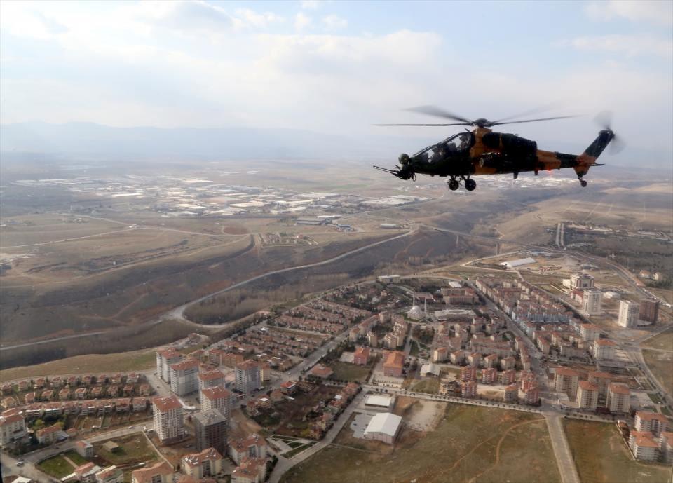 <p>ATAK'ların sahip olduğu son teknoloji silah sistemleri ve manevra kabiliyeti ise Türk pilotlara ayrı bir onur yaşatıyor. Milli helikopteri kullandıkları için mutlulukları yüzlerinden okunan seçkin Türk pilotları, ATAK'larla gökyüzünde adeta kuş gibi süzülüyor.</p>

<p> </p>
