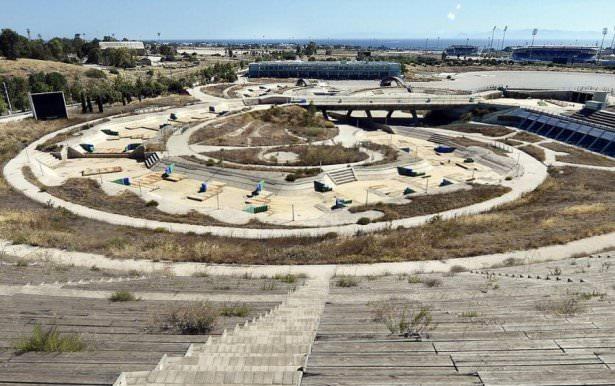 <p>2004 yılında Yunanistan'da düzenlenen olimpiyat oyunları için yapılan tesislerin şimdiki hali görenleri şaşkına çeviriyor. 9 milyar euro harcanan tesisler artık kullanılamaz halde.</p>