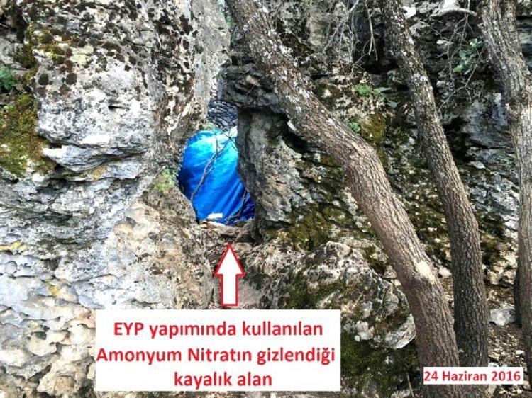 <p>5 büyük mutfak tüpü ile tuzaklanmış el yapımı patlayıcı, uzaktan komutalı ateşleme sistemi, 8 büyük boy pil ile hazırlanmış pil düzeneği, 300 kilogram patlamaya hazır amonyum nitrat elegeçirildi. </p>
