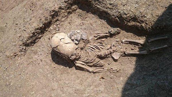 <p>Kerç Yarımadası üzerinde kazı sırasında arkeologlar, bir bebeğin iskeletini buldular.</p>
