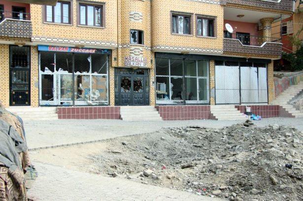 <p>Patlamalar nedeniyle birçok evde hasar meydana gelirken, elektrik illetim hatlarındaki kopma sonucu şehrin büyük kısmına elektrik verilemiyor. Özellikle Yeşilyurt Mahallesi'nde bulunan hendek ve barikatların kaldırılması için operasyonlar devam ediyor.</p>
<p> </p>