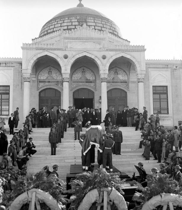 <p>Atatürk'ün naaşı Etnografya Müzesi'nden çıkarılırken görülüyor.</p>
