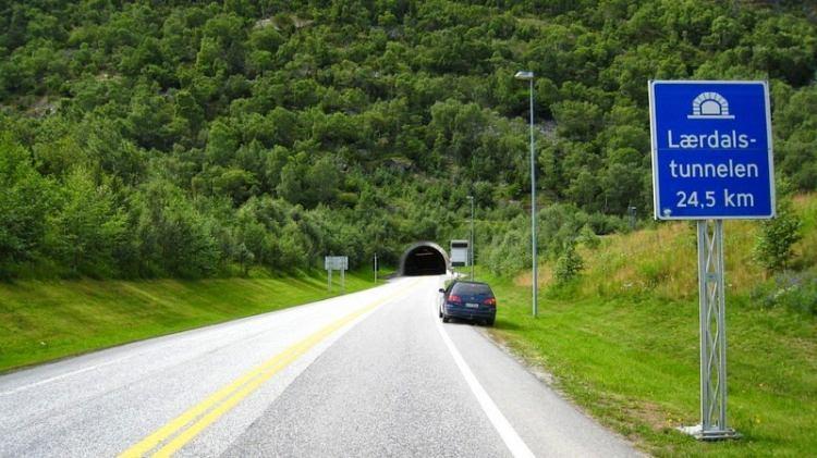 <p>Norveç'in Laerdal bölgesinde 24.5 kilometre uzunluğuyla, dünyada eşi benzeri olmayan bir tünel..</p>
<p> </p>