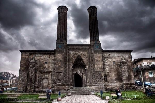 <p><strong>Çifte Minareli Medrese, Erzurum</strong></p>
<p>Anadolu Selçuklu Sultanı I. Alaeddin Keykubad'ın kızı Hüdavent Hatun tarafından 1253 yılında yaptırılmış olan bu tarihi yapı, Anadolu'nun en büyük sanat şaheserlerinden biridir. Hüdavent Hatun'dan dolayı "Hatuniye Medresesi" olarak da adlandırılır. Erzurum şehir merkezinde; Erzurum Ulu Camii bitişiğindeki alanda, Erzurum Kalesi ve Saat Kulesi ile karşı karşıya bir konumda yer almaktadır.</p>