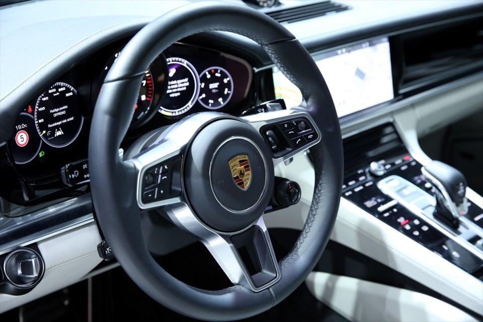 <p>Porsche Paramera 4 e - hybrid</p>