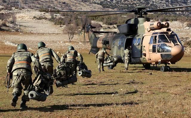 <p>Arazi şartlarındaki her eşyanın birer patlayıcı olma ihtimali üzerine eğitilen komanda sözleşmeli erler, EYP olduğunu belirlendiği maddenin nasıl imha edileceğini öğreniyor. Yüzde 99 başarının "başarısızlık" olarak görüldüğü bu eğitimde erler, en küçük ayrıntıyı özenle inceliyor.</p>
<p> </p>