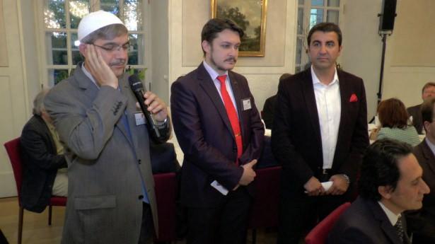 <p>Taşdelen konukları T&uuml;rk&ccedil;e olarak &ldquo;Hoş geldiniz" diye selamlarken "daha &ouml;nceleri yolda T&uuml;rk&ccedil;e konuşmamıza bile karışılırken, bug&uuml;n bu parlamento binasında ilk iftarı yaparak tarihi bir olaya imza atıyoruz" dedi. SPD Grup Başkanı Rindespacher &nbsp;ise &ldquo;biz burada muhteşem soframıza yemeklerimizi yerken, savaşlar nedeniyle evinden yurduna ka&ccedil;ıp buralara gelmek zorunda kalan m&uuml;ltecileri de unutmamalıyız" dedi.</p>

<p>&nbsp;</p>
