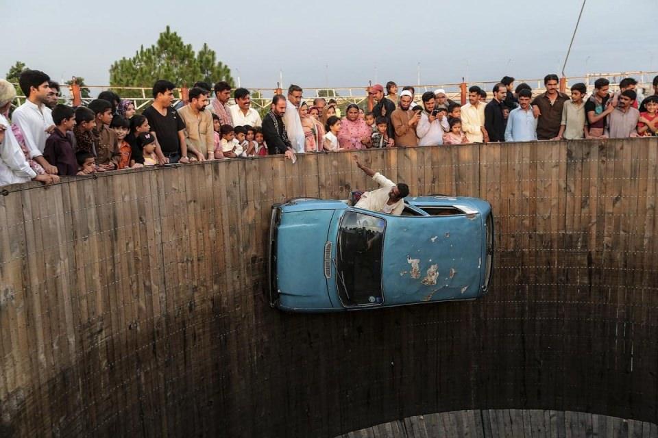 <p> Pakistan'ın Rawalpindi kentindeki Navaz Şerif Parkı'nda mobil akrobatlar 'ölüm kuyusu' adı verilen yerlerde hünerlerini sergileyip ekmek paralarını kazanıyor. Mobil akrobatlar araba ya da motorsiklet ile tahta zemin üzerinde hiç bir güvenlik önlemi olmaksızın zemine yaklaşık 90 derece açıyla gösterilerini gerçekleştiriyor.</p>