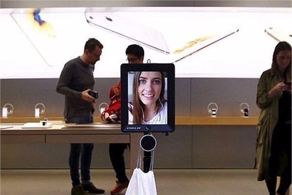 <p>Avustralya'nın Sidney kentinde yaşayan Lucy Kelly, iPhone 6s sahibi olmak için Applestore'un önündeki uzun kuyrukta beklemek yerine bir robot görevlendirdi.</p>

<p> </p>
