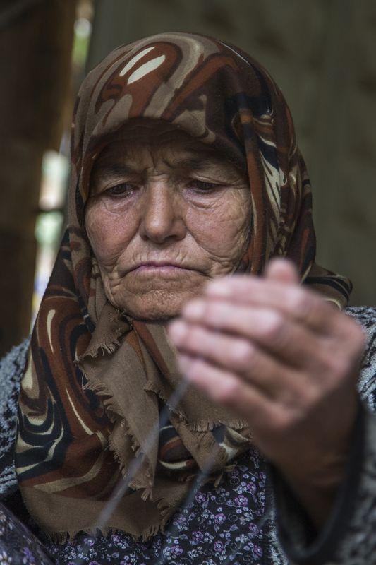<p>Konya'nın Hadim ilçesinde yaşayan 69 yaşındaki Müjgan Akdemir, 120 yıllık dokuma tezgahıyla kumaşa adeta hayat veriyor.</p>
