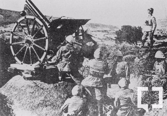 <p>Çanakkale'de Bir Uçaksavar Topu Gözetlemede - 1915</p>
<p> </p>
