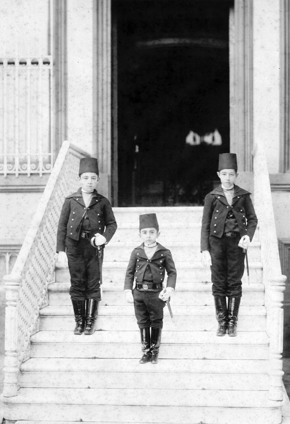 <p>Sultan II. Abdülhamid’in çektirdiği fotoğraflardan oluşan Yıldız Arşivi’nden, sultanın ailesini ve Yıldız Sarayı’nın günlük yaşamını konu alan kitap, saraya ve saray yaşamına farklı bir bakış açısı getiriyor.<br />
<br />
<strong>Mehmed Burhaneddin Efendi</strong></p>

<p> </p>
