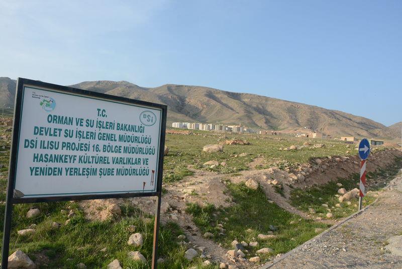 <p>"CAZİBE MERKEZİ OLACAK"<br />
Hasankeyf Kaymakamı Faruk Bülent Baygüven, Ilısu Barajı'nın su tutmasının ardından ilçenin turizm açısından cazibe merkezi olacağını dile getirdi. Baygüven, "Yeni Hasankeyf'i muazzam bir şekilde oluşturup Batmanımıza kazandıracağız. Su tutulması ile burada göl oluşacak, 5-6 yıl sonra burası çok güzel bir mekan haline gelecek" dedi.</p>