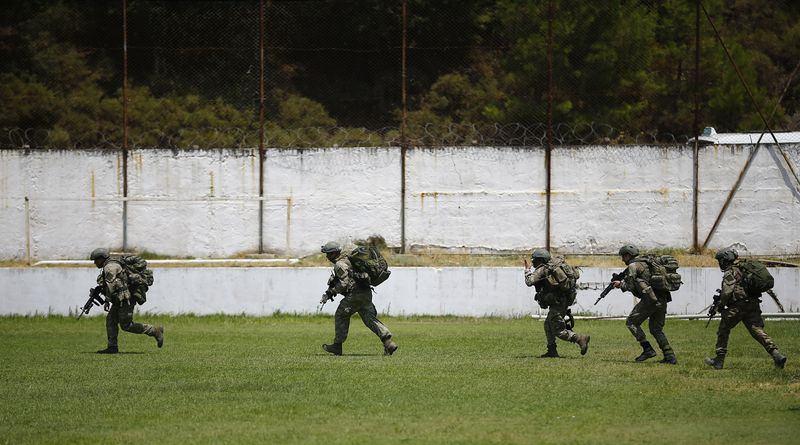<p>Marmaris Emniyet Müdürlüğü ekipleri, ilçe çıkışında bütün araçları tek tek arıyor ve darbeci askerlerin fotoğraflarını göstererek vatandaşlara bu kişileri görüp görmediklerini sordu. Bazı vatandaşlar da cep telefonlarıyla darbeci askerlerin fotoğraflarını çekerek, gördüklerinde hemen haber vereceklerini söyledi.</p>

<p> </p>
