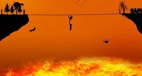 <p>O gün, sûr sesini duyanların gözü dehşetle açılacak; o kimseler dört yana dağılmış çekirgeler gibi kabirlerinden fırlayacaklar ve kendilerini çağırana doğru koşacaklar.</p>

<p> </p>

