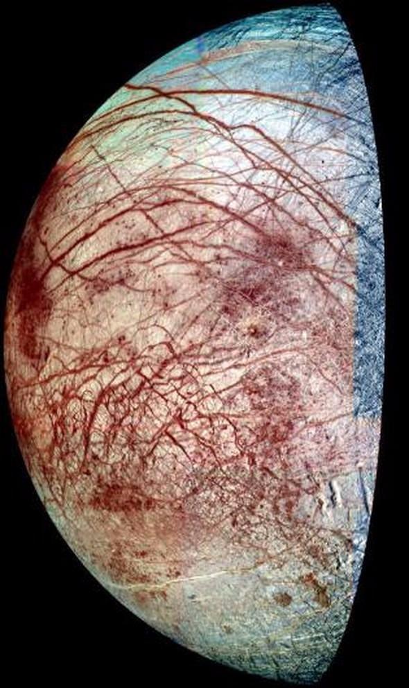 <p>Jupiter'in uydusu Europa</p>
<p> </p>