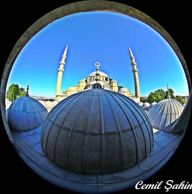 <p><span style="color:#FFD700"><strong>Süleymaniye Camii penceresinden</strong></span></p>
