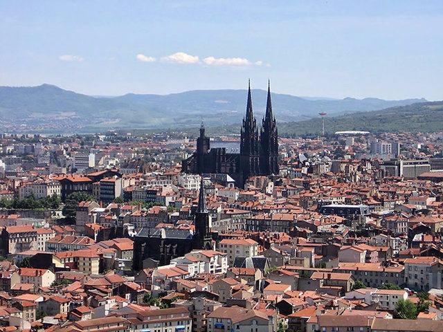 <p>Clermont-Ferrand Katedrali, Fransa</p>
