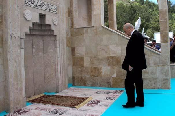 <p>Türk milletinin beka mücadelesinin dün olduğu gibi bugün de sürdüğüne dikkati çeken Bahçeli, bu mücadelenin çileli, zorlu, hunhar ve alçak komploların kıskacında olduğunu dile getirdi.</p>
<p> </p>