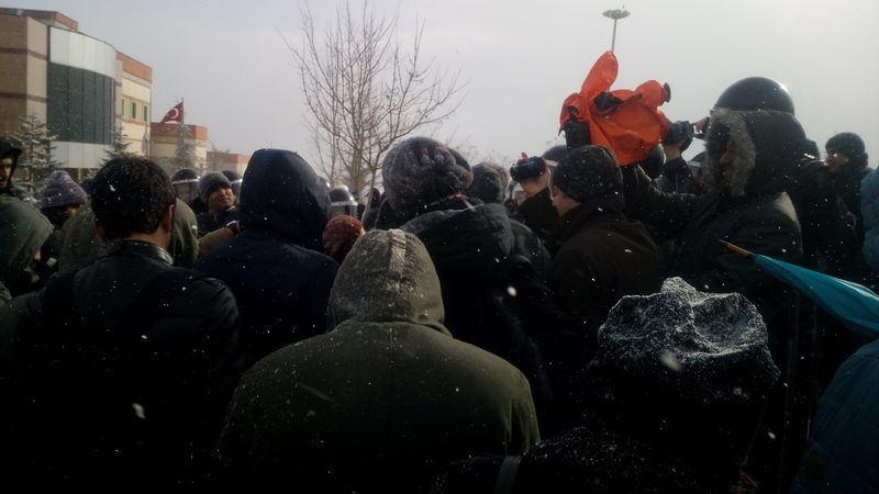 <p>Güvenlik güçlerinin uyarısına karşın Uludere’de 34 kişinin öldüğü olayı protesto için yürüyüş yapmakta ısrar eden gruba polisler müdahale etti. Çıkan arbedede polis karlı alandaki kovalamacada yakaladığı 28 öğrenciyi gözaltına aldı.</p>

<p> </p>
