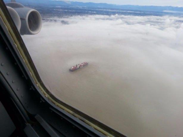 <p>İşte dünyanın birbirinden ilginç ve şaşırtıcı fotoğrafları...<br />
<br />
Bulutlar üstünde giden bir gemi gibi görünüyor ama aslında deniz üstünde sis tabakası</p>

<p> </p>
