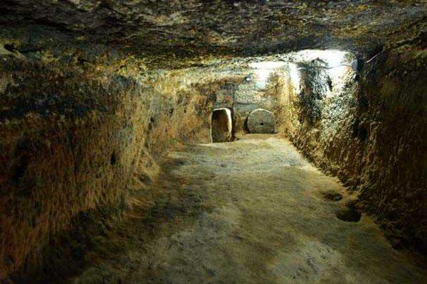 <p>Yeraltı şehri içerisinde bulunan mekanların birbirine bağlantısı dışında kapatılmış veya duvar ile örülmüş gezilemeyen çok sayıda bölümünün var olabileceğini gösteren kısımlar tespit edilmiştir. </p>
<p> </p>