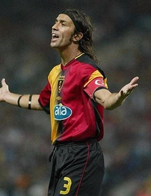 <p><strong>4-) BÜLENT KORKMAZ</strong><br />
<br />
Kariyerinin tamamını G.Saray'da geçirdi. 2002 Dünya Kupası ve 2003 Konfederasyon Kupası üçüncülüklerinde Milli Takım'ın savunmasının belkemiği olurken, 100. kez milli olan ilk futbolcu sıfatıyla tarihe geçti.</p>