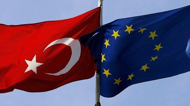 <p>Dişişleri Bakanı Mevlüt Çavuşoğlu’nun “Beş kriterden dördünün yerine getirilmesi için anlaştık” sözlerinin detayları arasında, Avrupa Konseyi’ni “dürüst arabulucu” olarak masaya çekmek de var.</p>
