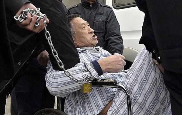 <p>55 yaşındaki adamın ayrılmamak için kendini hastane yatağına kelepçelemesinin de ona bir yardımı olmadı. Chen'in hastaneden atılma anı da objektiflere böyle yansıdı...</p>
<p> </p>