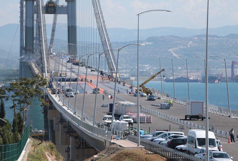 <p>İstanbul ile İzmir arasındaki ulaşım süresini 9 saatten 3,5 saate indirecek Gebze-Orhangazi-İzmir Otoyolu Projesi'nin en büyük ayağını oluşturan Osman Gazi Köprüsü, 30 Haziran'daki açılış törenine hazırlanıyor.</p>
<p> </p>