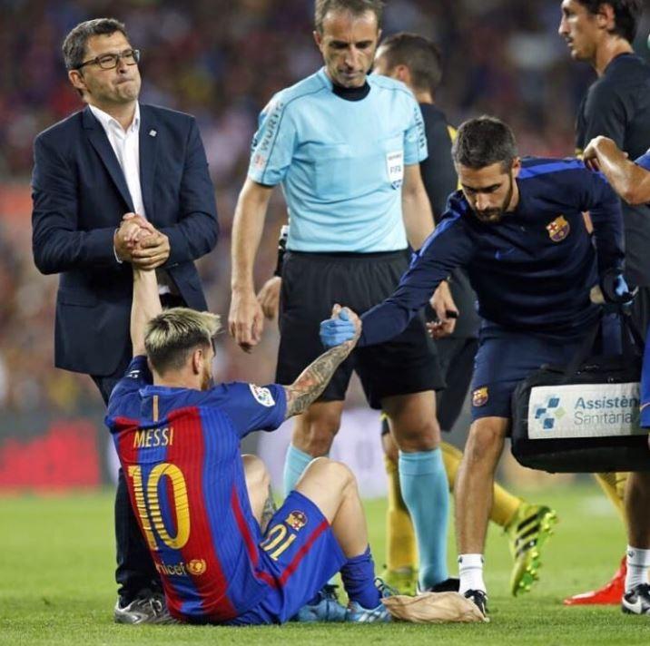 <p>Katalan ekibi, Messi'nin oynamayacağı sürede La Liga'daki Sporting Gijon, Celta Vigo ve Deportivo maçları ile Şampiyonlar Ligi'ndeki Mönchengladbach karşılaşmasında forma giyemeyecek.</p>

