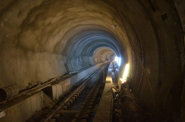 <p><strong>Marmaray: </strong>Avrupa ile Asya kıtalarını birbirine bağlayan tren yolu tüneli. Tünel, Türkiye Cumhuriyeti’nin 90’ıncı kuruluş yıldönümünü olan 29 Ekim 2013'te resmi olarak açıldı</p>
<p> </p>