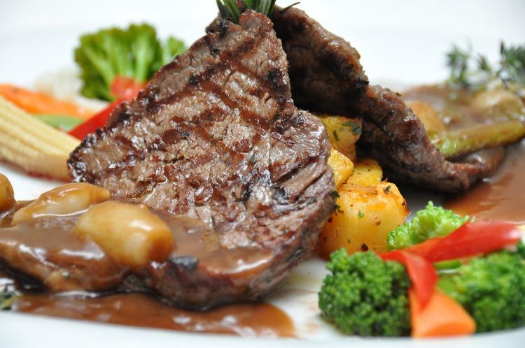 <p><strong>6. Haftada 2-3 kez kırmızı et ve balık, 1-2 kez tavuk tüketin</strong></p>
<p>Protein olmadan kas kitlesini artırmak veya metabolizmayı hızlandırmak mümkün değildir. </p>