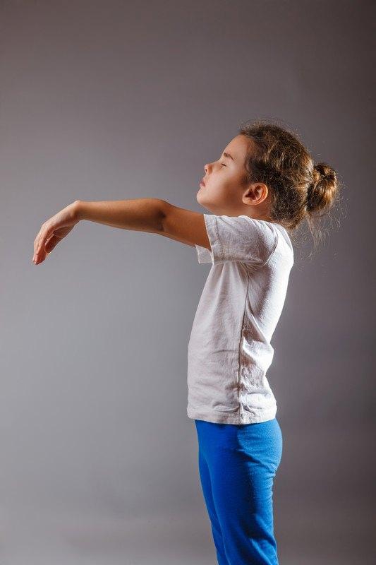 <p>Çocuk tuvalete gittiğini zannederek uygun olmayan başka bir ortamda tuvaletini yapabilir. Burada pencere kollarını çıkartmak, kapıları kilitleyip anahtarları çocukların ulaşamayacağı yerlere kaldırmak eğer basamaklı odalar varsa bunların kapılarını kilitli olması önemlidir.</p>