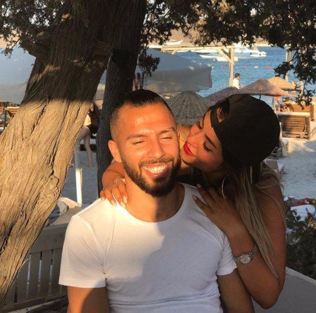 <p>Milli oyuncunun futbolcu arkadaşlarını da Çeşme'deki yeni evlerinden ağırladığı öğrenildi. (Milliyet) </p>
<p> </p>
<ul>
</ul>