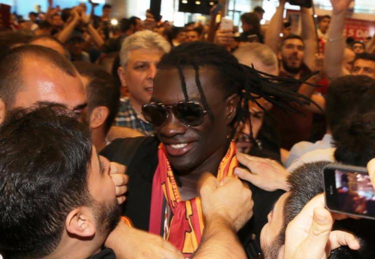 <p>Gomis, önce apronda Galatasaray kaşkolu ile poz verdi sonrasında ise çıkış kapısına yöneldi.</p>
