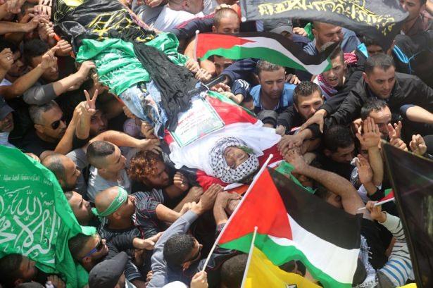 <p>Halebi'nin cenaze töreni, Batı Şeria'da Ramallah'ın El-Bire bölgesinde, Büyük El-Bire Camii'sinde kılınan cuma namazının ardından yapıldı.</p>
