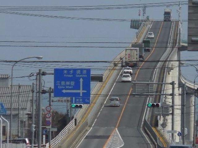 <p>Japonya&rsquo;daki Eshima Ohashi k&ouml;pr&uuml;s&uuml; i&ccedil;in D&uuml;nya&rsquo;nın en korkutucu k&ouml;pr&uuml;s&uuml; desek yanılmamış oluruz herhalde. D&uuml;ş&uuml;n&uuml;n ki bu k&ouml;pr&uuml; yoluna girdiniz&hellip; Hafif bir yokuşla k&ouml;pr&uuml;n&uuml;n en y&uuml;ksek noktasına &ccedil;ıkıyosunuz ve kendinizi y&uuml;zde 6.1&rsquo;lik bir eğime sahip k&ouml;pr&uuml;den aşağı bırakıyorsunuz. Takdir edersiniz ki kalp sağlınızın yerinde olması bekleniyor&hellip;</p>
