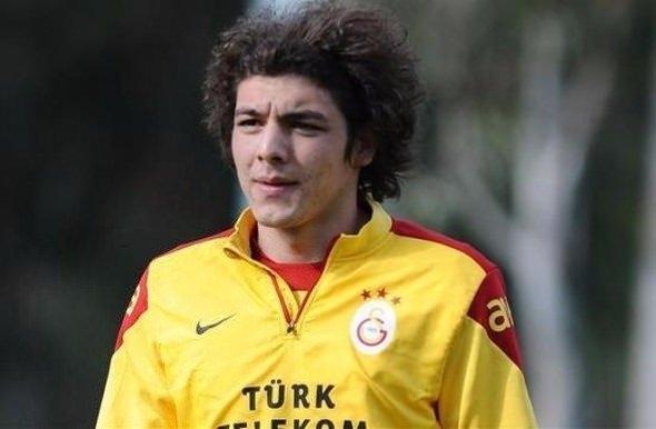 <p><strong>Salih Dursun</strong><br />
<br />
Salih'in durumu da Martin Linnes'ten farklı değil. Trabzonspor'da kiralık oynadığı dönemden sonra Galatasaray'da yine forma bulamadı. Sezon ortasında Süper Lig'den bir kulübe kapağı atabilir.</p>
