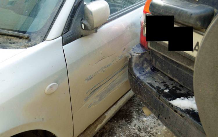 <p>Rusya'da bir adam arabasında çarpma sonucu oluşan göçüğü tamir ettirmek yerine öyle bir şey yaptı ki görenler şaşırdı...</p>

<p> </p>
