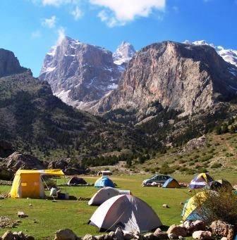<p>Niğde dağcılık ve kış turizmi açısından önemli bir merkez. Toros, Aladağlar ve Bolkar dağları dağcılık, trekking ve kış sporları açısından büyük önem taşıyor. Aladağlar'da bir de milli park bulunuyor. Niğde'ye gelen turistler, Niğde tavası, mangır çorbası, oğma çorbası, tarhana çorbası, söğürme tirit, çılbır gibi yöreye özgü yemekler ve tatlı dürüm, zerde, halvetler gibi tatlılardan mutlaka tatmalı.</p>

<p> </p>
