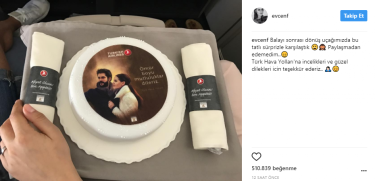 <p>Maldiv Adalarında balayı yapan çift, dönüş yolunda tercih ettikleri Türk Hava Yolları şirketi tarafından üzerinde çiftin fotoğrafı olan bir pastayla tebrik edildi.</p>
