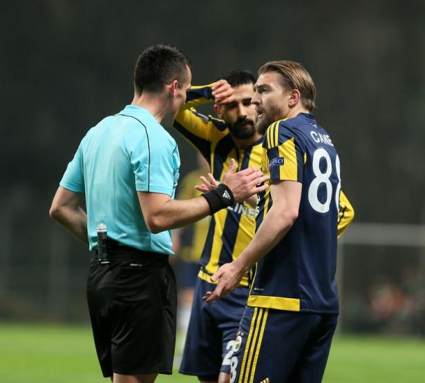 <p><span style="color:#D3D3D3"><strong>Soyunma odasında Alper ile Caner birbirine girdi</strong></span></p>

<p><span style="color:#D3D3D3">Kaybedilen tur, hakem Ivan Bebek'in yanlı yönetimi futbolcuların sinirlerini bozmuş, Alper son dakikalarda kırmızı kart ile oyun dışı kalmıştı</span></p>
