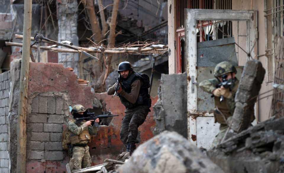 <p>Cizre'de terör örgütü PKK'ya yönelik "Şehit Jandarma Astsubay Kıdemli Çavuş Burak Demirci" operasyonu sürüyor. Güvenlik güçleri, teröristlerce tuzaklanmış el yapımı patlayıcılara karşı sokakları karış karış tarıyor.</p>

<p> </p>
