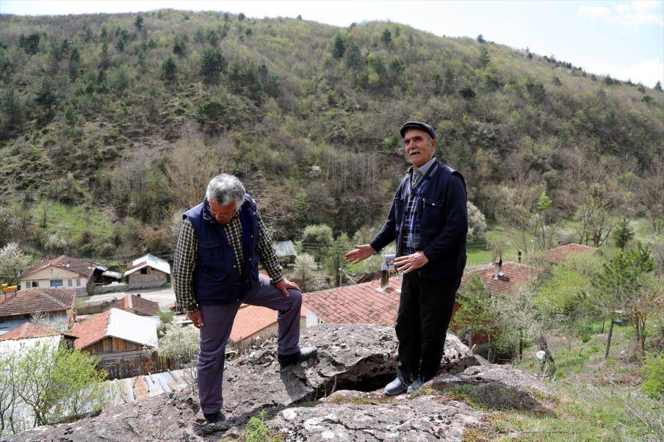 <p>"Köyün korkulu rüyası olan bu kayaların kaldırılmasını ya da köyümüzün buradan başka bir yere taşınmasını talep ediyoruz yetkililerden."</p>
<p> </p>