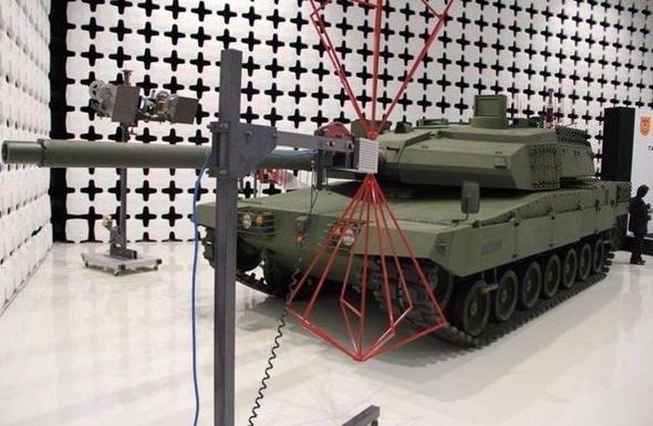 <p>YÜZDE 100 MİLLİ TANK ALTAY <br />
<br />
Altay tankında, her türlü tehdide karşı tankı korumak üzere tasarlanan modüler kompozit zırhlar ve mürettebatın kimyasal, biyolojik, radyoaktif ve nükleer tehditlerin bulunduğu ortamlarda görevlerini gerçekleştirmesine olanak tanıyan yardımcı sistemler de bulunuyor.</p>