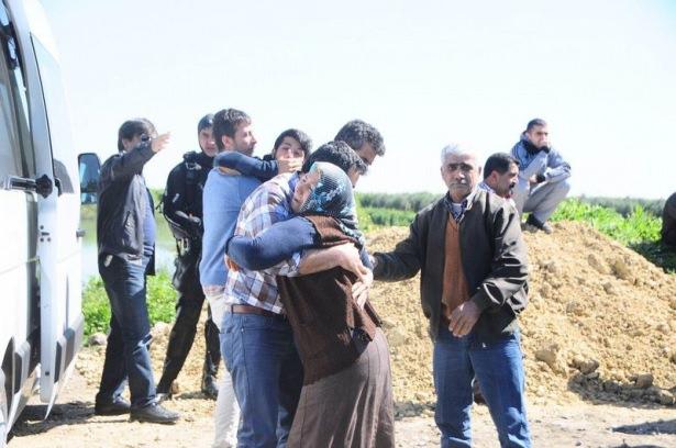 <p>Merkez Seyhan İlçesi’nin Barbaros Mahallesi’nde oturan Yusuf Tekin, dün ikiz torunları Muhammet Ali ve Emine Mete ile birlikte Karayusuflu Mahallesi’nde kiraladıkları şeftali bahçesine gitti. </p>
